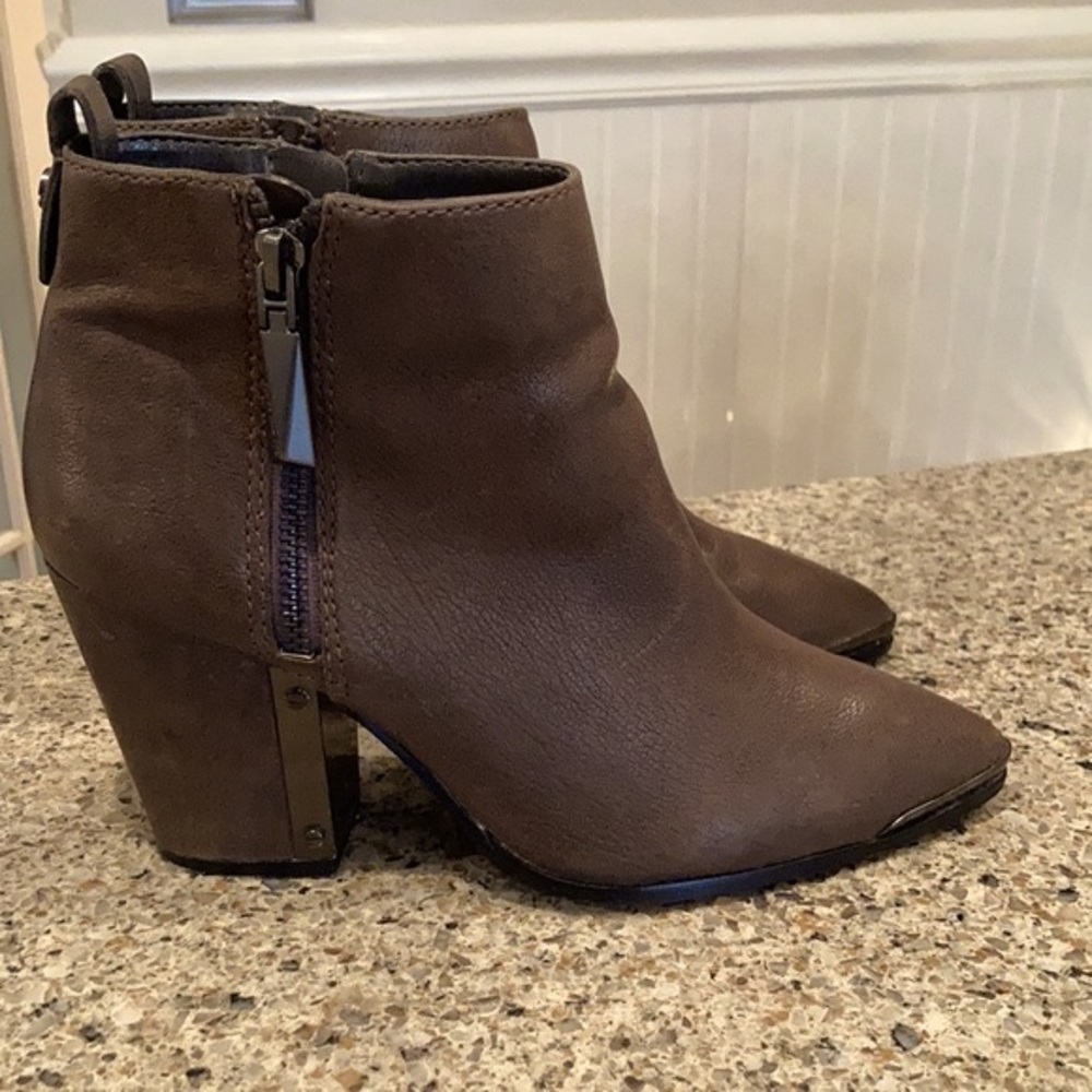 7.5 Women’s Vince Camuto Amori Bootie - Picture 3 of 10